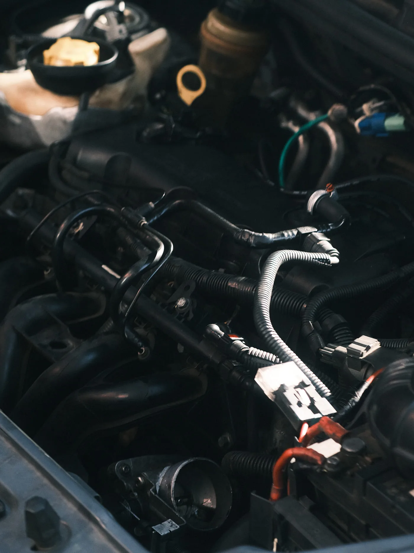 Motor de um veículo em manutenção no Revizzi Jah